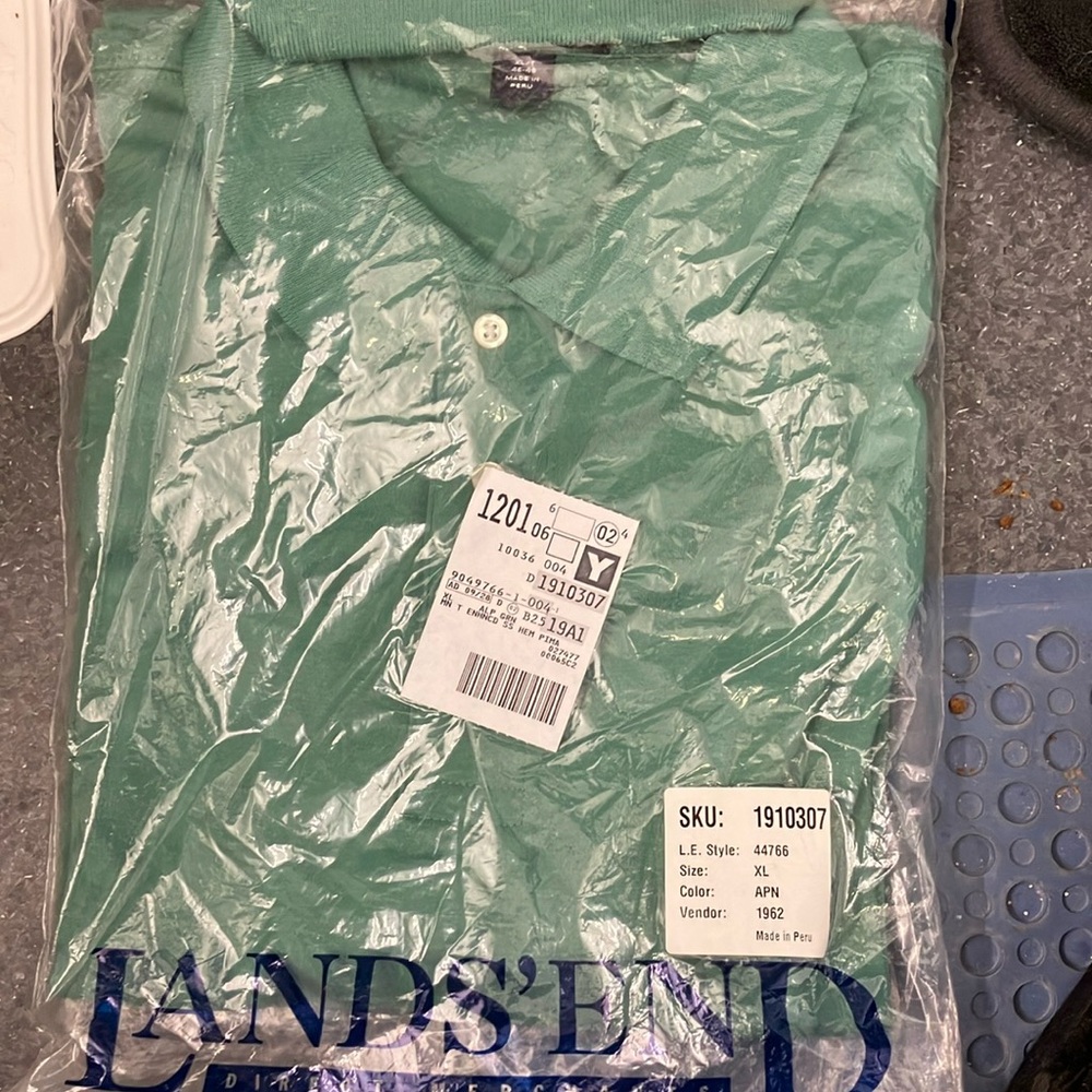 New Lands' End Green Polo Shirt Classic Style
Size XL/T 46-48